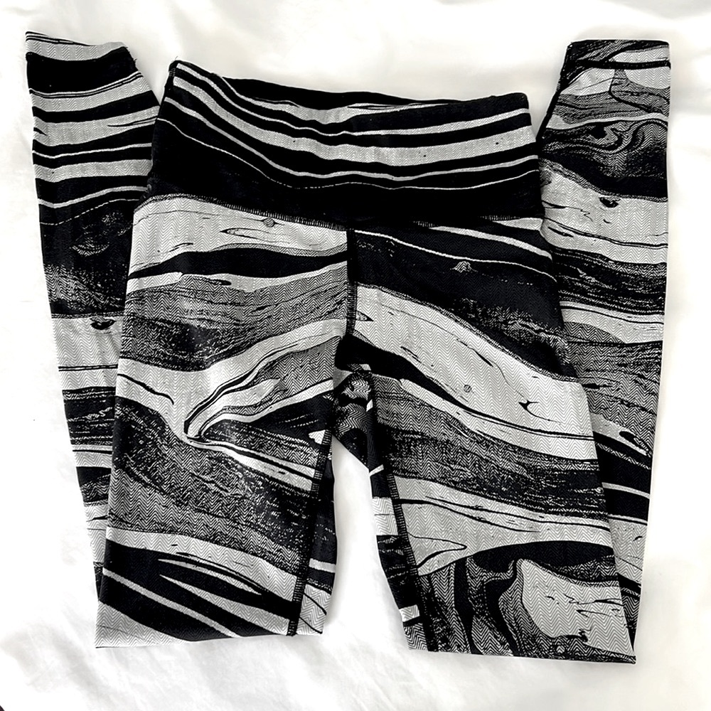 Lululemon Speed Wunder Tights; Marble Black in Size 2